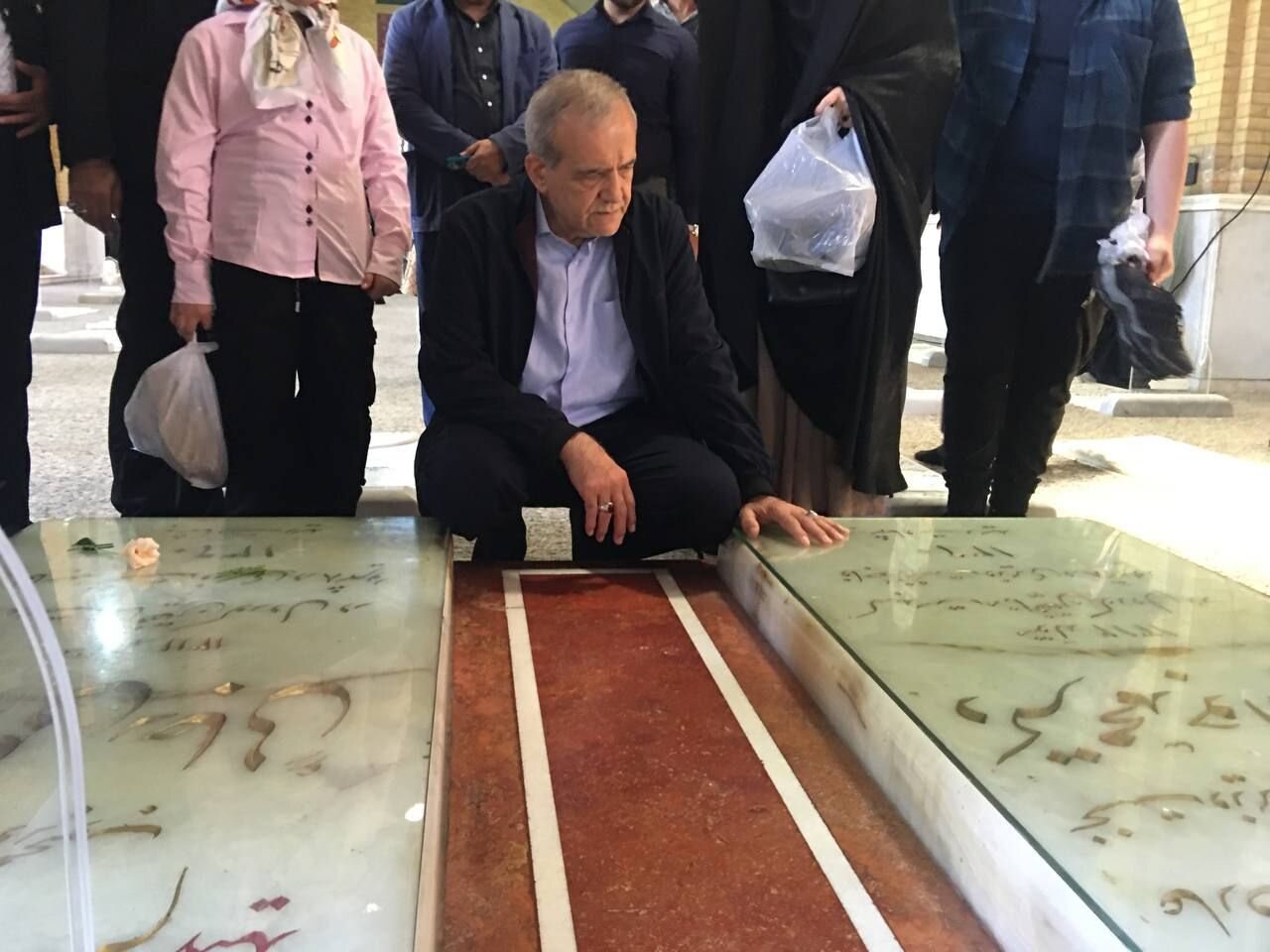 عکسی از پزشکیان، دختر و ۲ نوه اش بر سر مزار شهید بهشتی