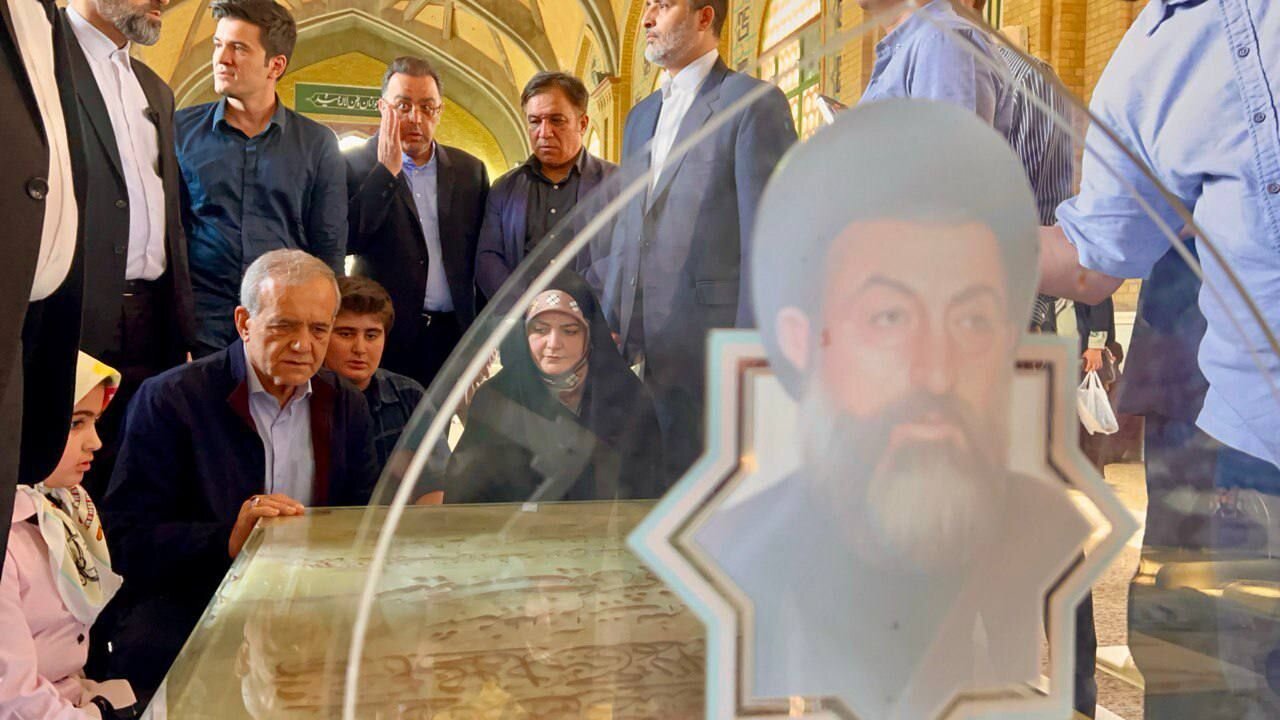 عکسی از پزشکیان، دختر و ۲ نوه اش بر سر مزار شهید بهشتی