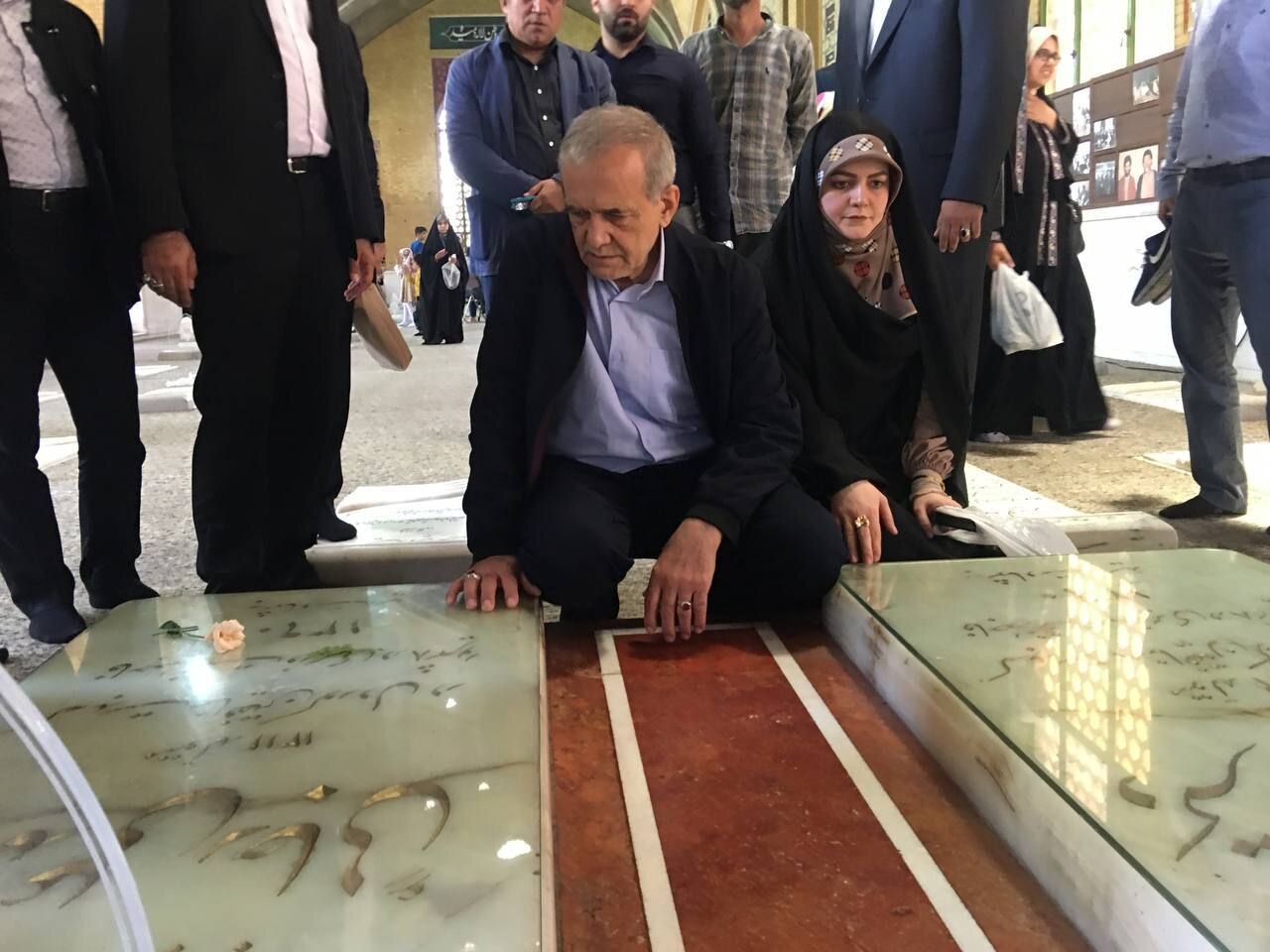 عکسی از پزشکیان، دختر و ۲ نوه اش بر سر مزار شهید بهشتی