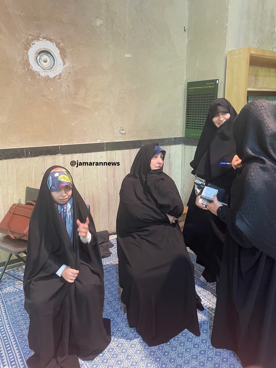 عکسی از نتیجه امام خمینی در کنار پدرش یاسر خمینی و مادربزرگش