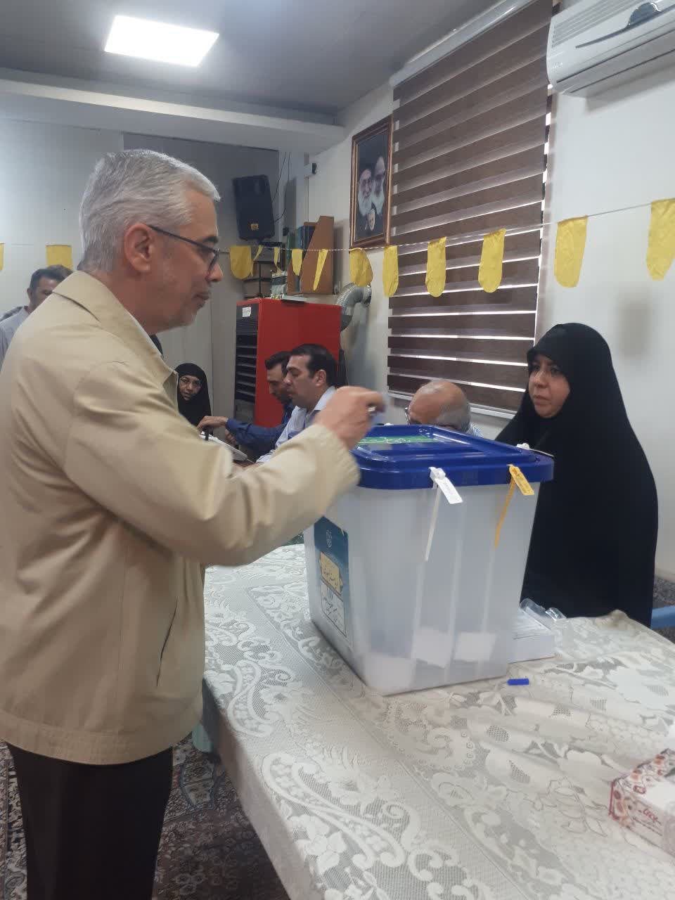  پوشش متفاوت فرمانده ارشد ایرانی حین رای دادن 