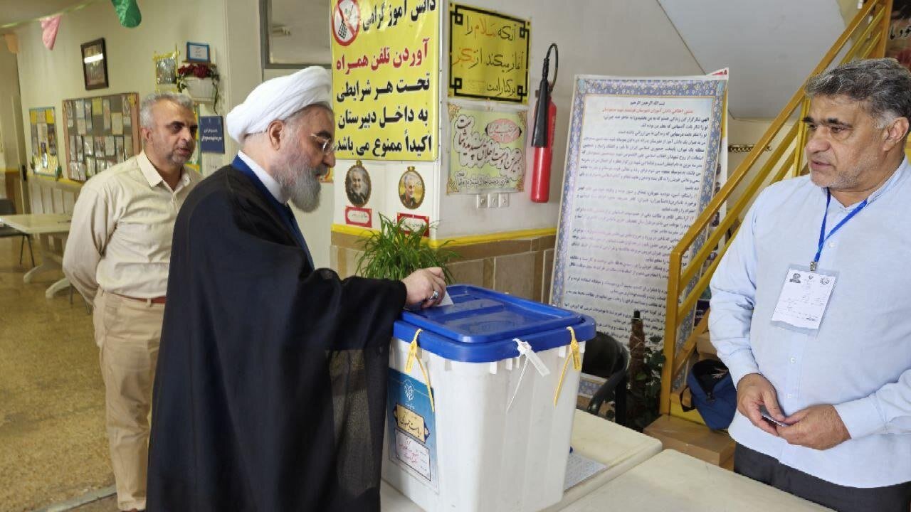 عکسی از حسن روحانی درحال نوشتن اسم پزشکیان در تعرفه رأی 3