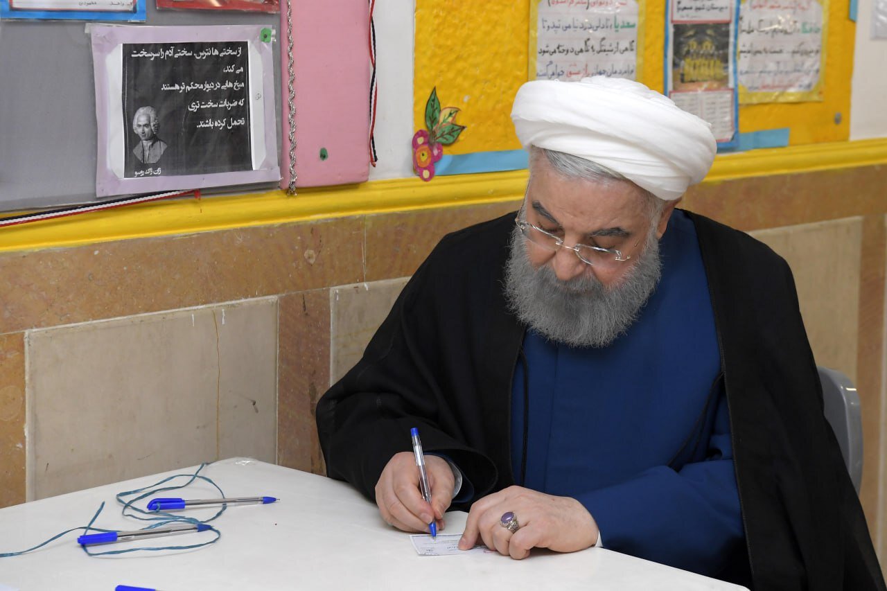 عکسی از حسن روحانی درحال نوشتن اسم پزشکیان در تعرفه رأی 4