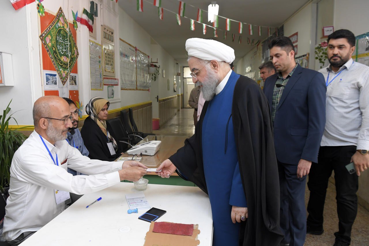 عکسی از حسن روحانی درحال نوشتن اسم پزشکیان در تعرفه رأی 5