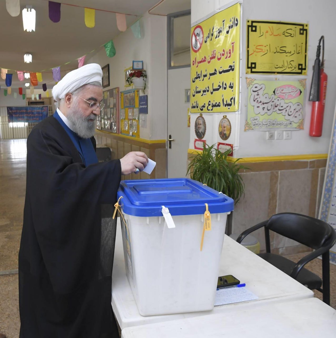عکسی از حسن روحانی درحال نوشتن اسم پزشکیان در تعرفه رأی 6