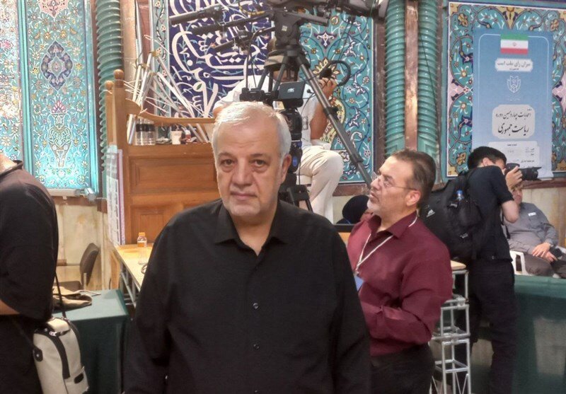 عکسی از برادر رئیسی در محل اخذ رأی /علی مطهری به حسینیه ارشاد رفت و رأی داد