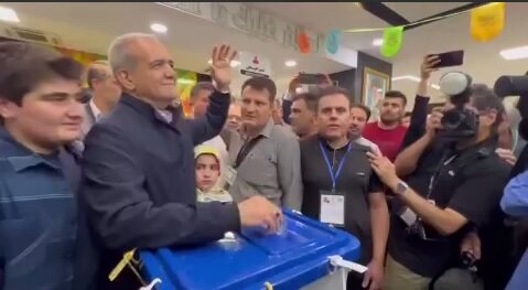 آقای پزشکیان به کی رأی دادی؟ /پوشیدن شلوارک کار دست یک شهروند داد /پیرمرد ۱۱۵ ساله با عصا پای صندوق آمد /حاشیه های انتخابات ۸ تیر