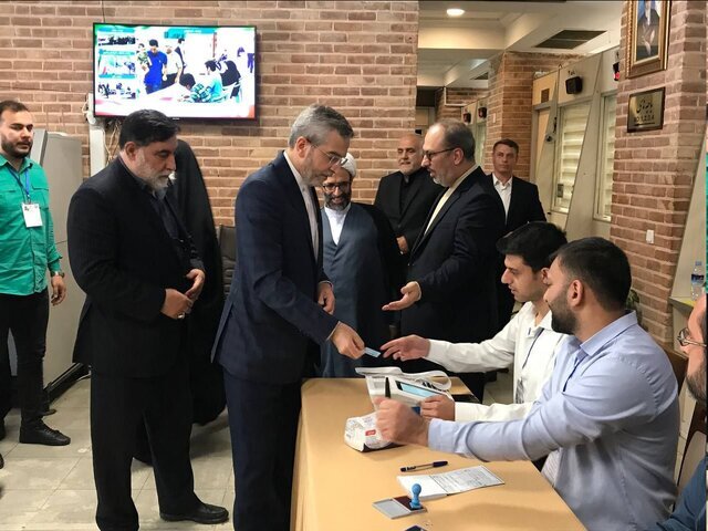 باقری کنی رأی خود را به صندوق انداخت/عکس