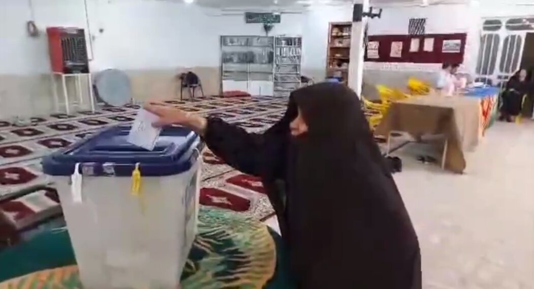 تصویری از رأی دادن مادر آذری جهرمی به پزشکیان / ساعت 5 عصر در مسجد جامع نارمک رأی خواهم داد 2