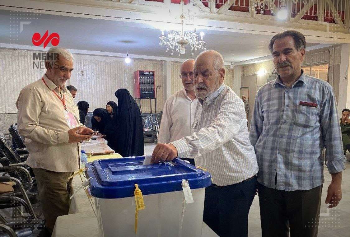 عکسی از پدر و مادر قالیباف در زمان انداختن رأی به صندوق / بردار او هم رأی داد 3