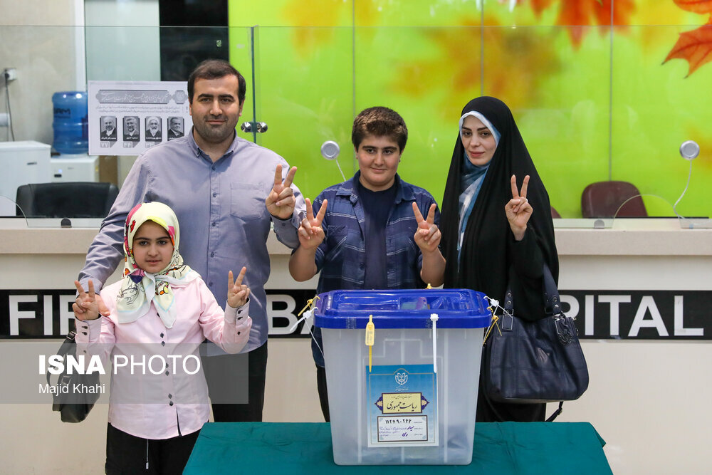 عکس جالب از ژست پسر مسعود پزشکیان همراه با همسر و دو فرزندش در پای صندوق رأی