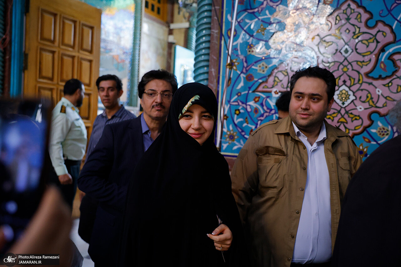 تصویری از دختر حسن روحانی و همسرش در حال رأی دادن