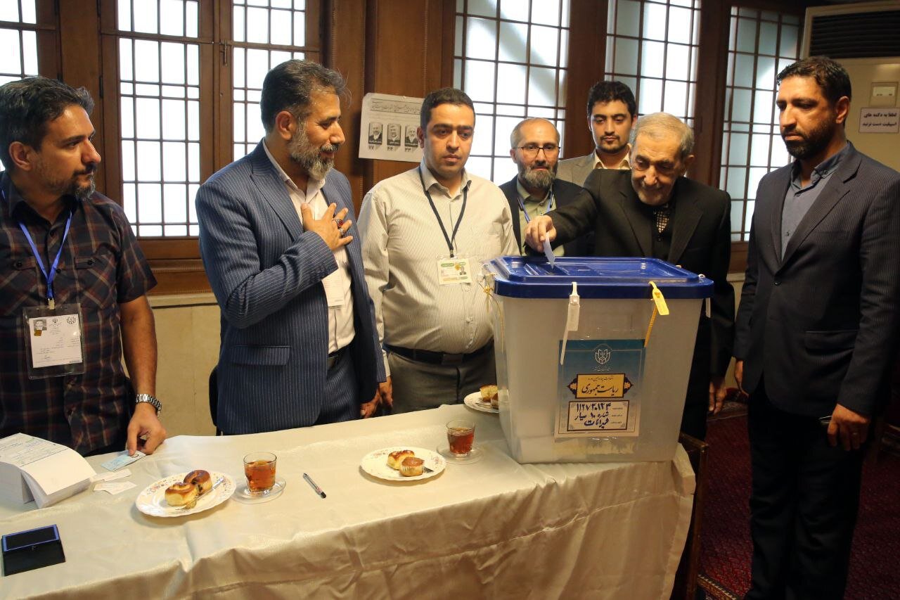 مهدی کروبی منتظر صندوق برای رأی دادن به پزشکیان / میرحسین موسوی و زهرا رهنورد رأی نمی دهند / عکسی جدید از علی اکبر ولایتی پای صندوق رأی 3