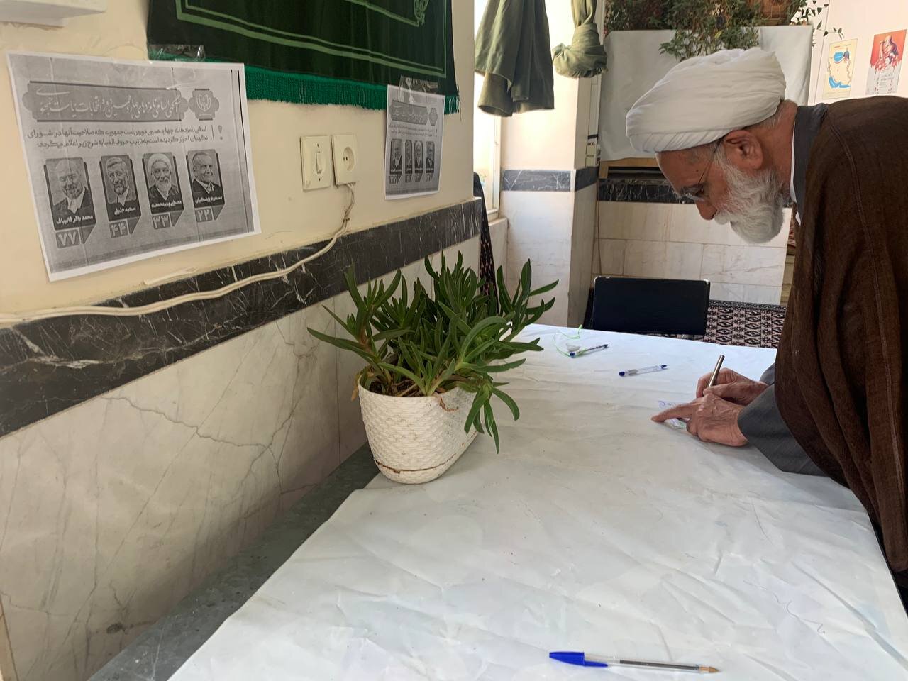 عکسی از نماینده ولی فقیه در هلال احمر درحال رأی دادن در انتخابات ریاست جمهوری