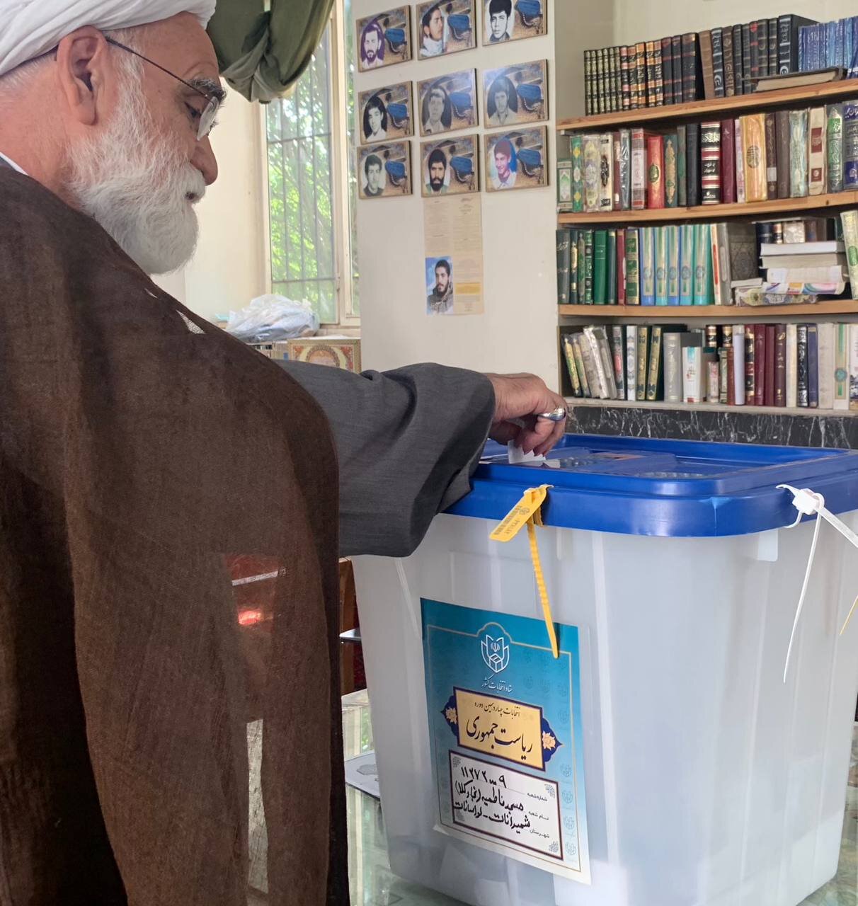 عکسی از نماینده ولی فقیه در هلال احمر درحال رأی دادن در انتخابات ریاست جمهوری