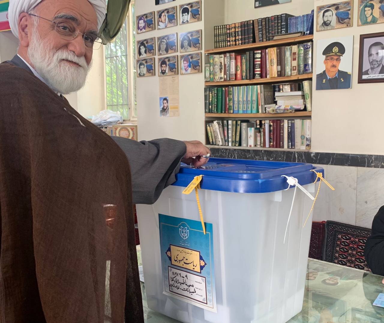 عکسی از نماینده ولی فقیه در هلال احمر درحال رأی دادن در انتخابات ریاست جمهوری