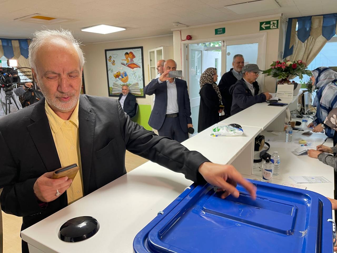 بازداشت اعضای ستاد پزشکیان تکذیب شد / عطاءالله مهاجرانی در لندن رأی داد / موسوی خوئینی ها پای صندوق رفت + عکس 2