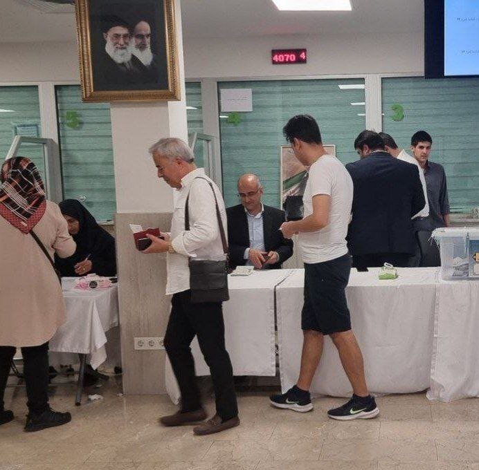 رأی دادن با شلوارک در ایران ممنوع در لاهه و استانبول آزاد +عکس