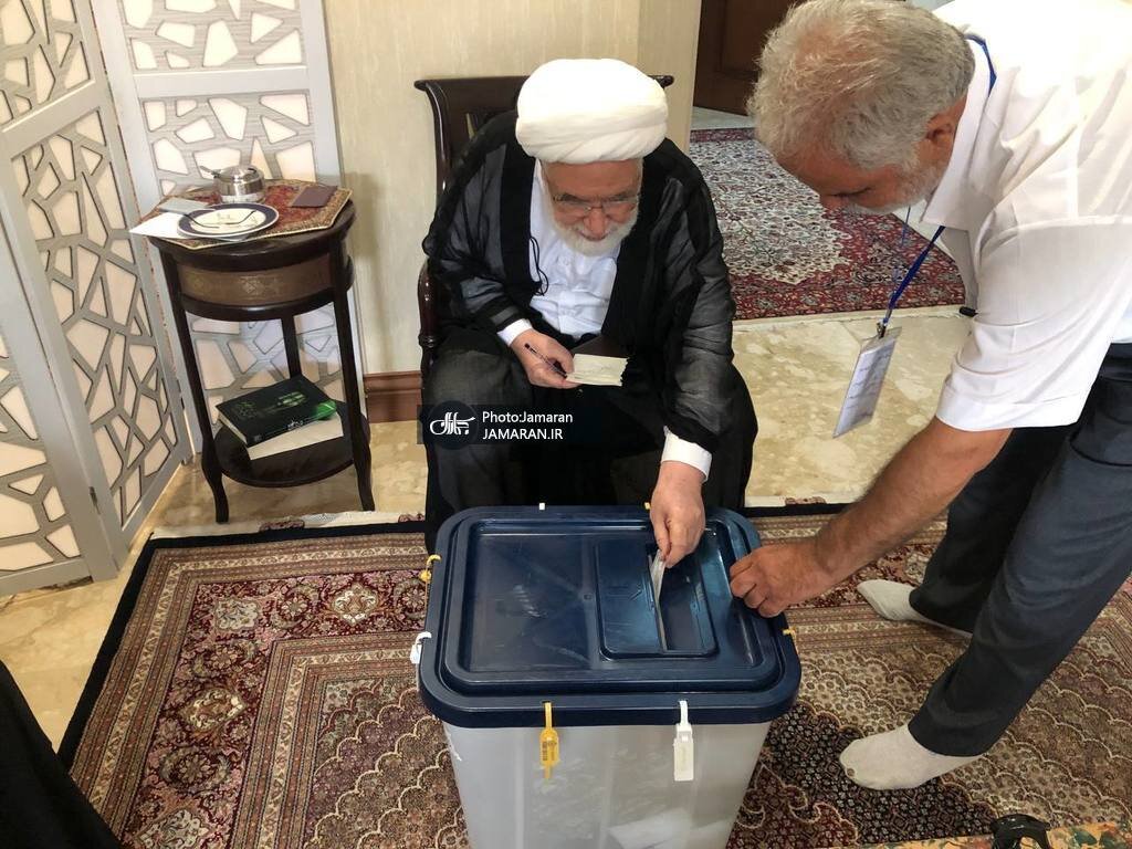 عکسی از مهدی کروبی در حال رأی دادن به پزشکیان در انتخابات