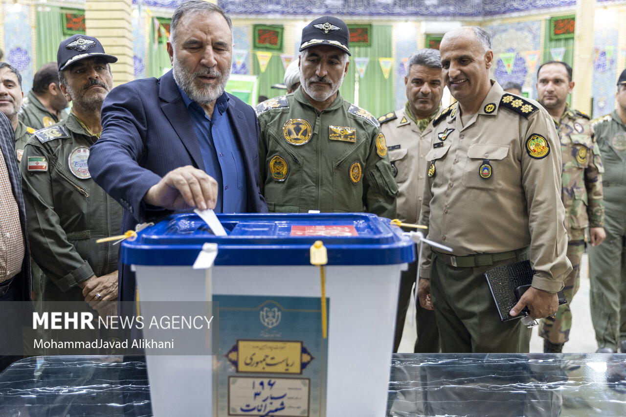 تصاویر حضور فرماندهان ارتش با لباس شخصی در انتخابات