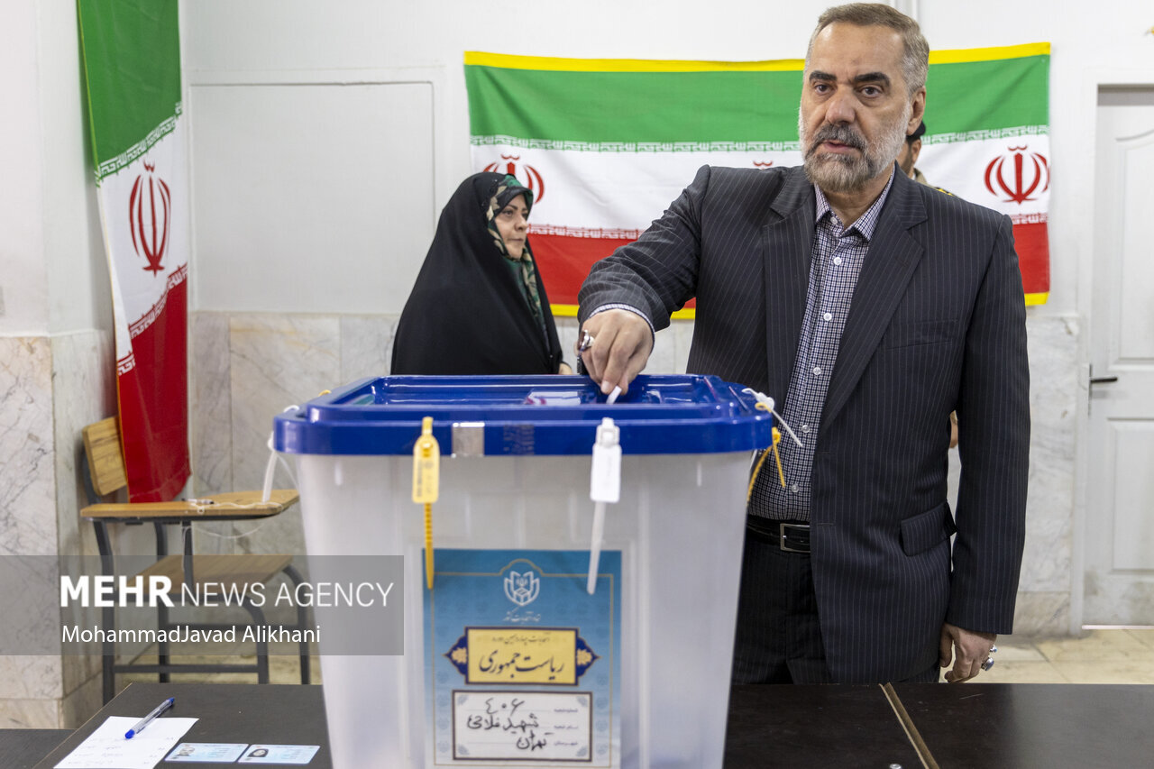 تصاویر حضور فرماندهان ارتش با لباس شخصی در انتخابات