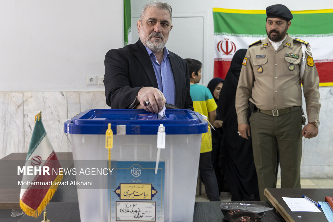 تصاویر حضور فرماندهان ارتش با لباس شخصی در انتخابات