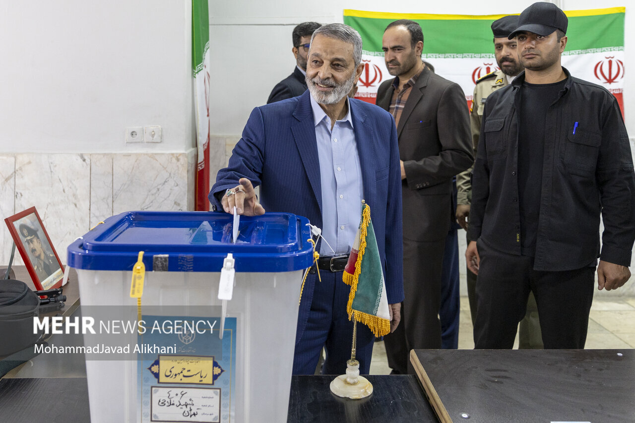 تصاویر حضور فرماندهان ارتش با لباس شخصی در انتخابات