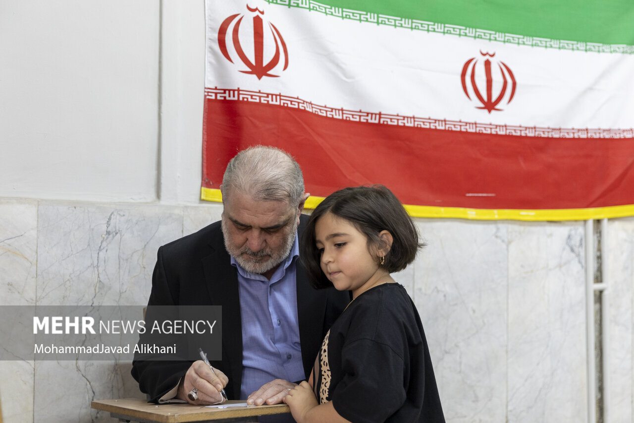 تصاویر حضور فرماندهان ارتش با لباس شخصی در انتخابات