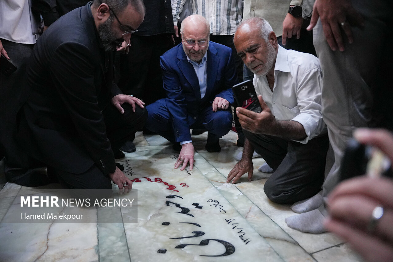 تصویری از سلفی با قالیباف هنگام فاتحه خواندن