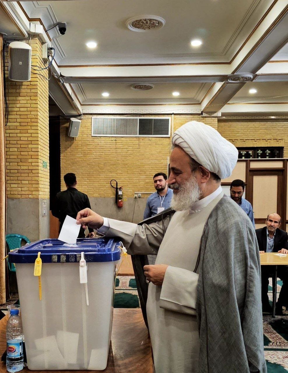 حضور مداحان و سخنرانان در پای صندوق های رأی/ از علیرضا پناهیان تا میثم مطیعی