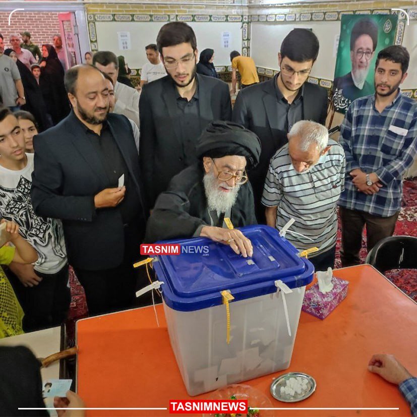 عکسی از پدر شهید آل هاشم پای صندوق رأی