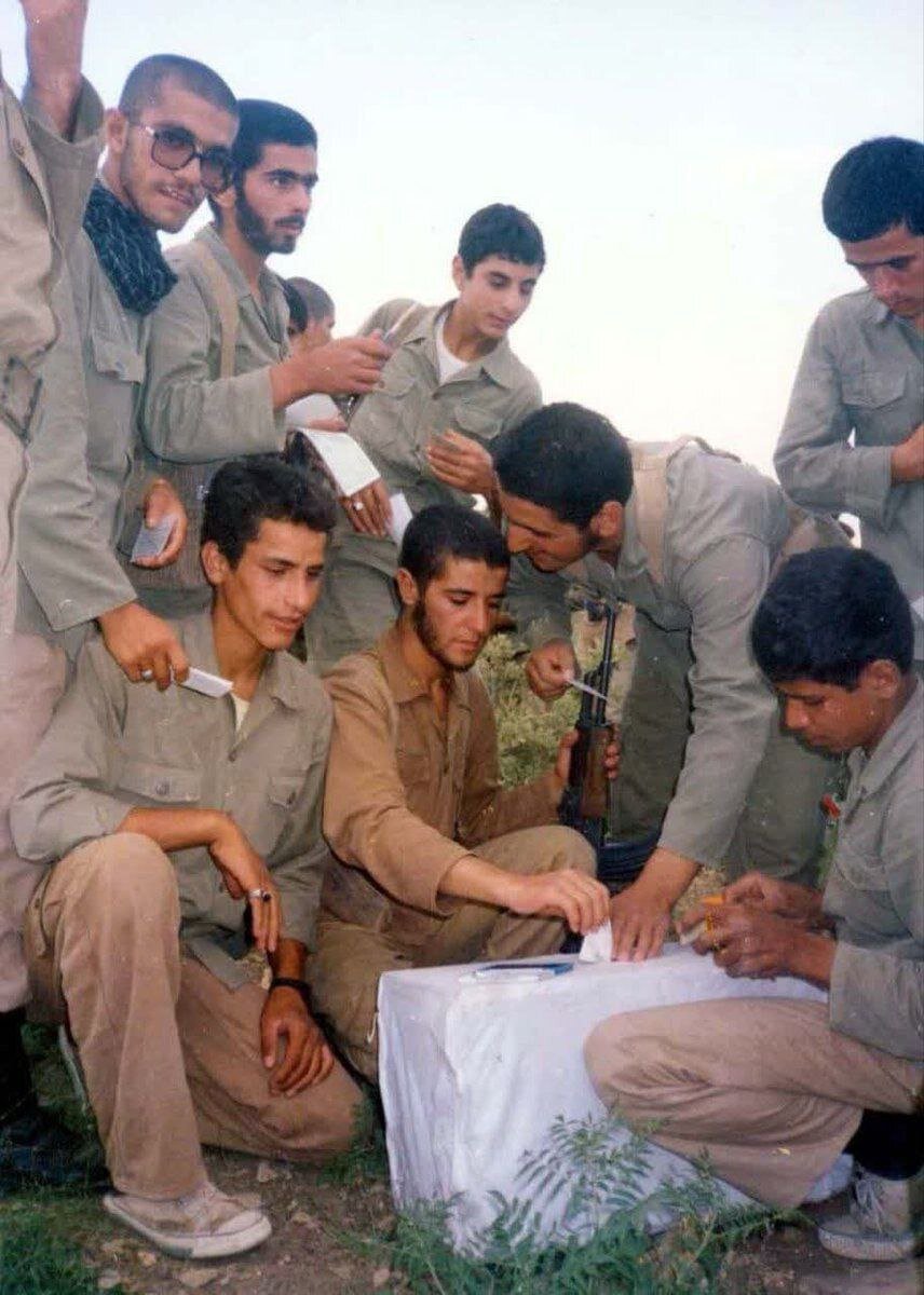 عکسی کمتر دیده شده از برگزاری انتخابات ریاستجمهوری در زمان جنگ