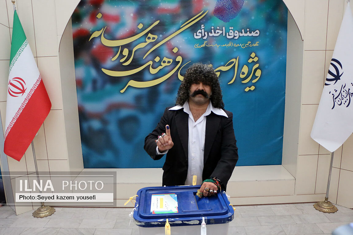 عکسی از تیپ عجیب یک شهروند در پای صندوق رأی