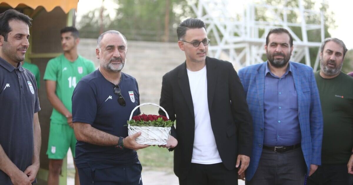 عکس| گل رز مجری تلویزیون برای مربی تیمملی!