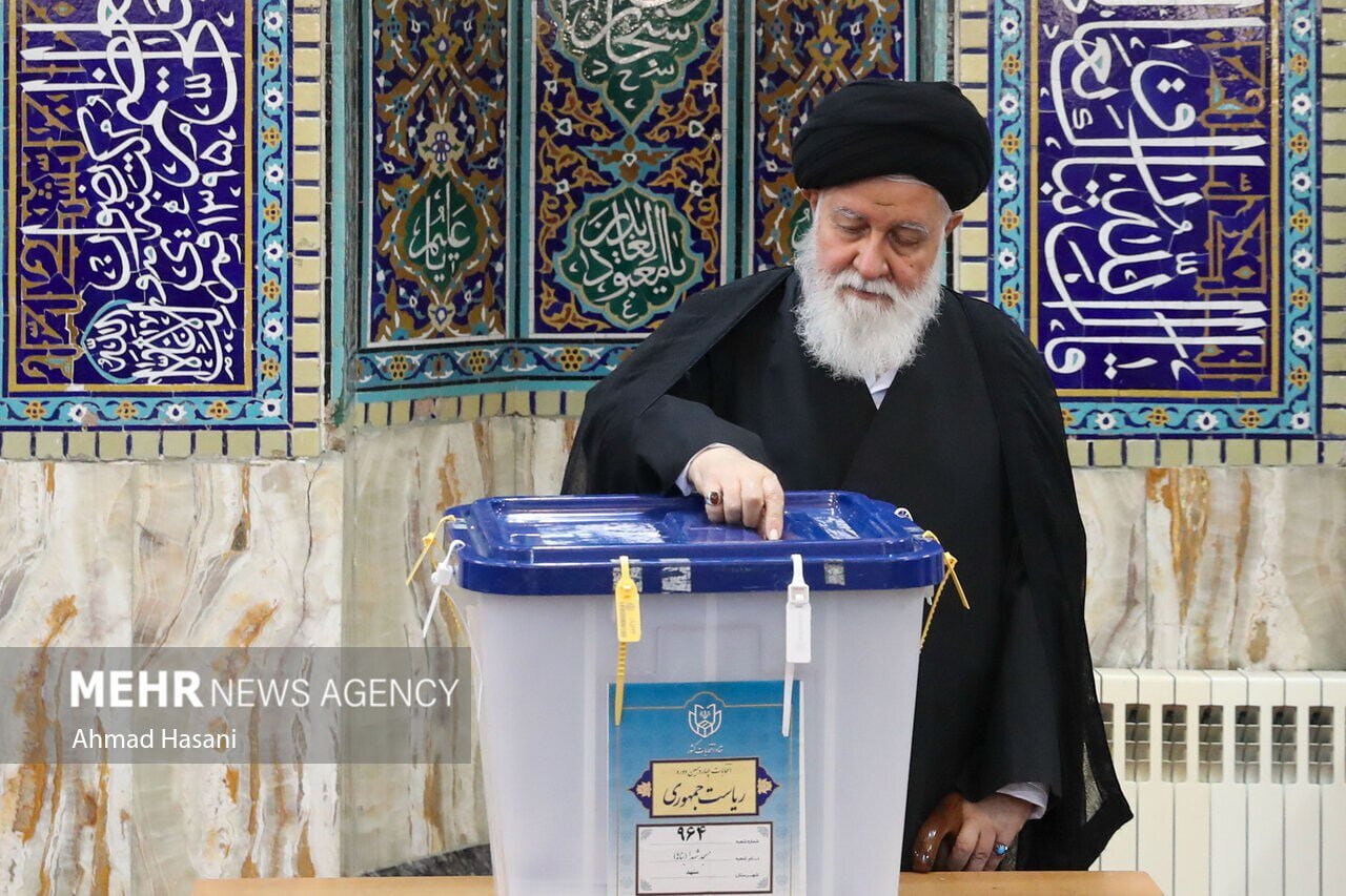 عکسی از رأی دادن علم الهدی در اولین انتخابات بعد از شهادت دامادش ابراهیم رئیسی 2