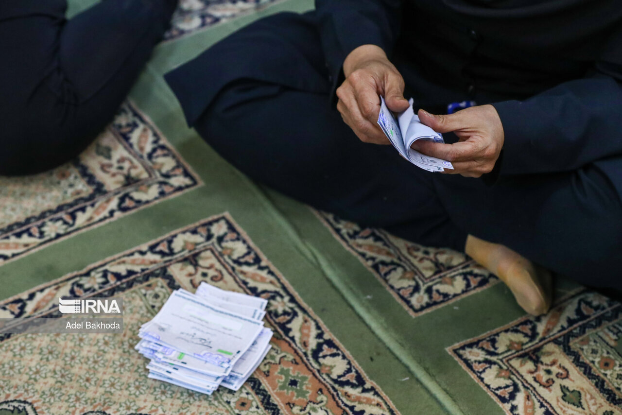 تصاویری از شمارش آرای صحیح و باطله در یک شعبه رای گیری در همدان