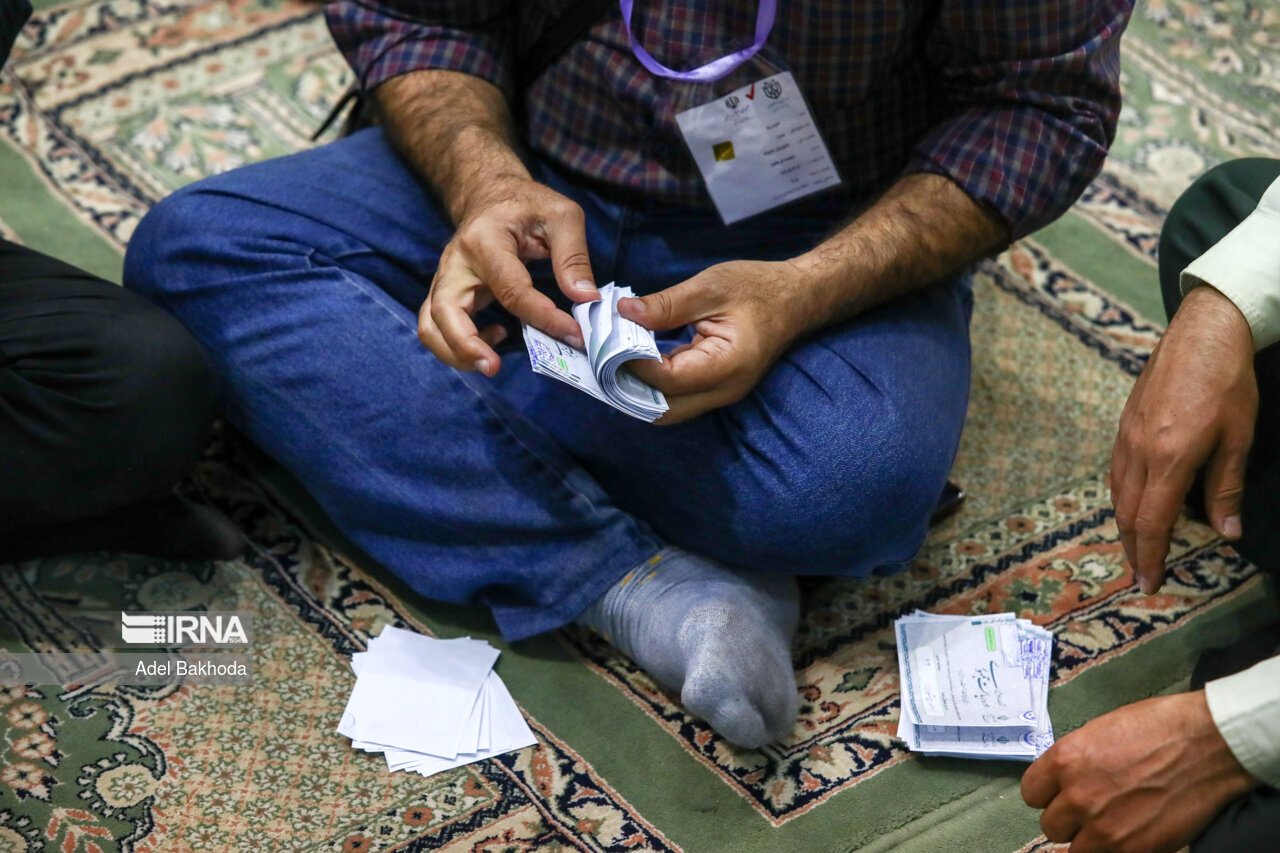 تصاویری از شمارش آرای صحیح و باطله در یک شعبه رای گیری در همدان