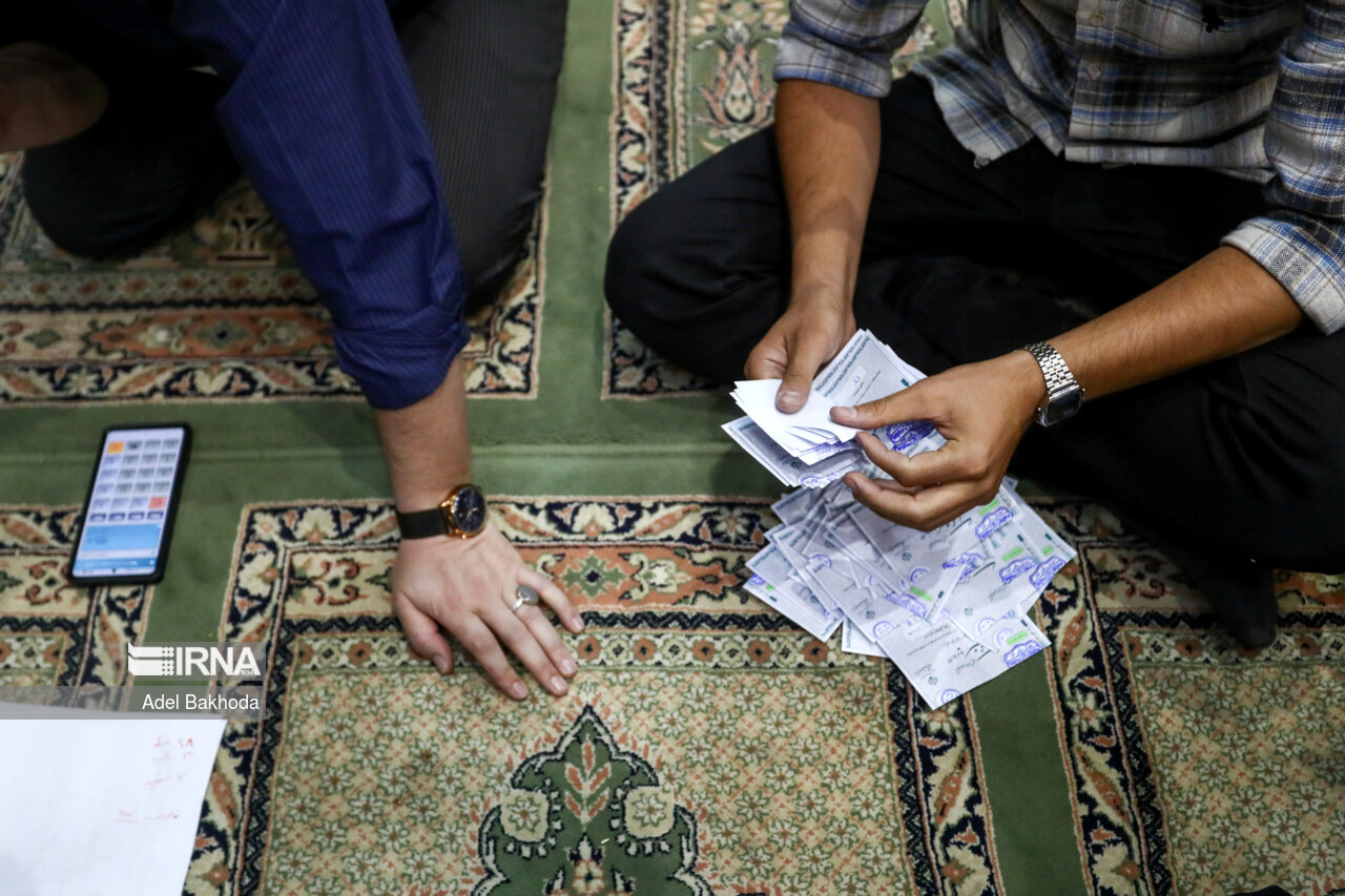 تصاویری از شمارش آرای صحیح و باطله در یک شعبه رای گیری در همدان