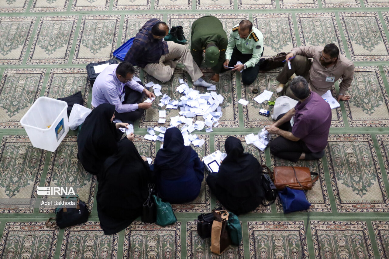 تصاویری از شمارش آرای صحیح و باطله در یک شعبه رای گیری در همدان
