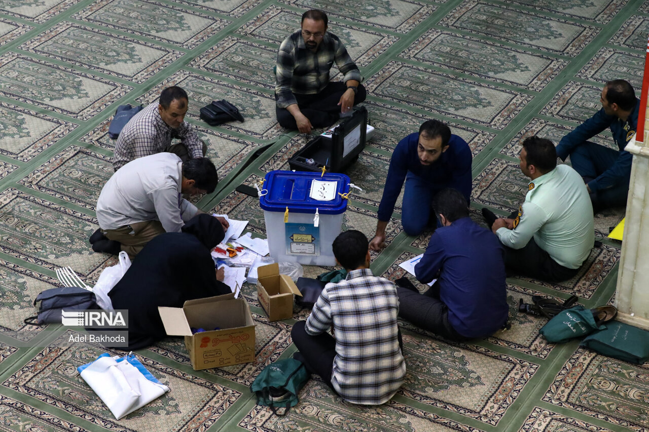 تصاویری از شمارش آرای صحیح و باطله در یک شعبه رای گیری در همدان