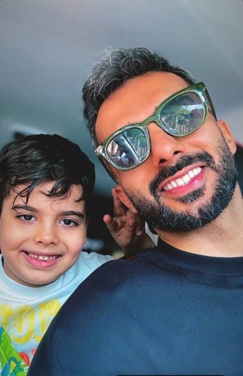 عکس | سلفی جدید محمدحسین میثاقی در کنار پسرش؛ ژست جالب فرزند مجری تلویزیون!