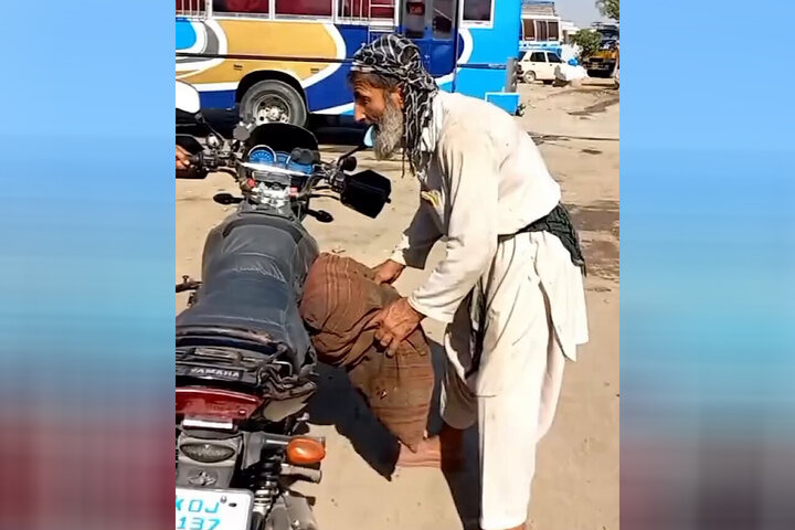 ببینید | نحوه قرار دادن موتورسیکلت روی اتوبوس در پاکستان