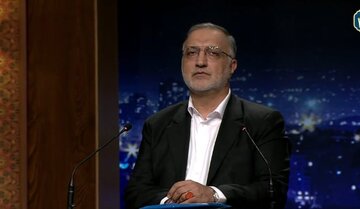 مهاجری: در انتخابات اخیر که زاکانی مرخصی گرفته بود، معلوم شد بود و نبودش در شهرداری فرقی نمی کند /او همیشه در لیگ دسته ۳ و ۴ سیاست بازی کرده است