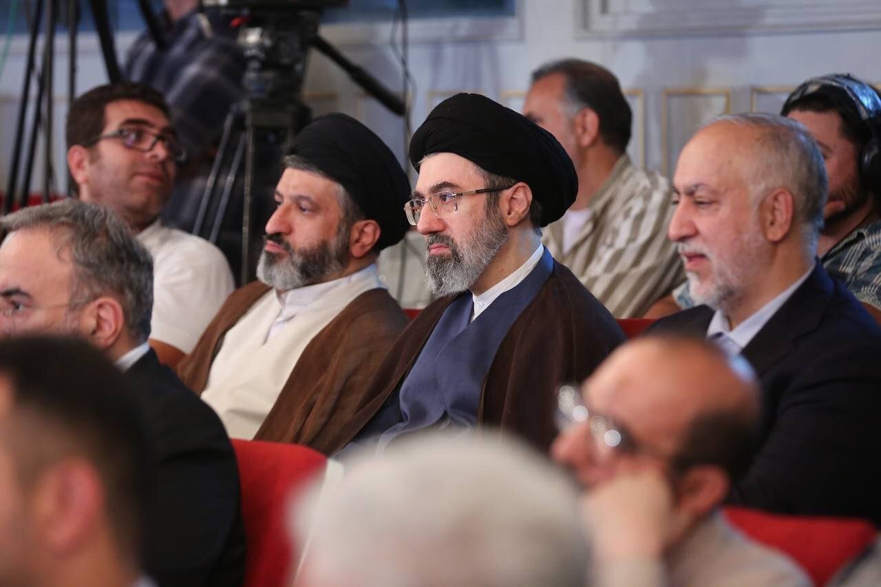عکسی از پسران رهبر انقلاب در یک مراسم مربوط به حدادعادل /علی اکبر صالحی هم بود