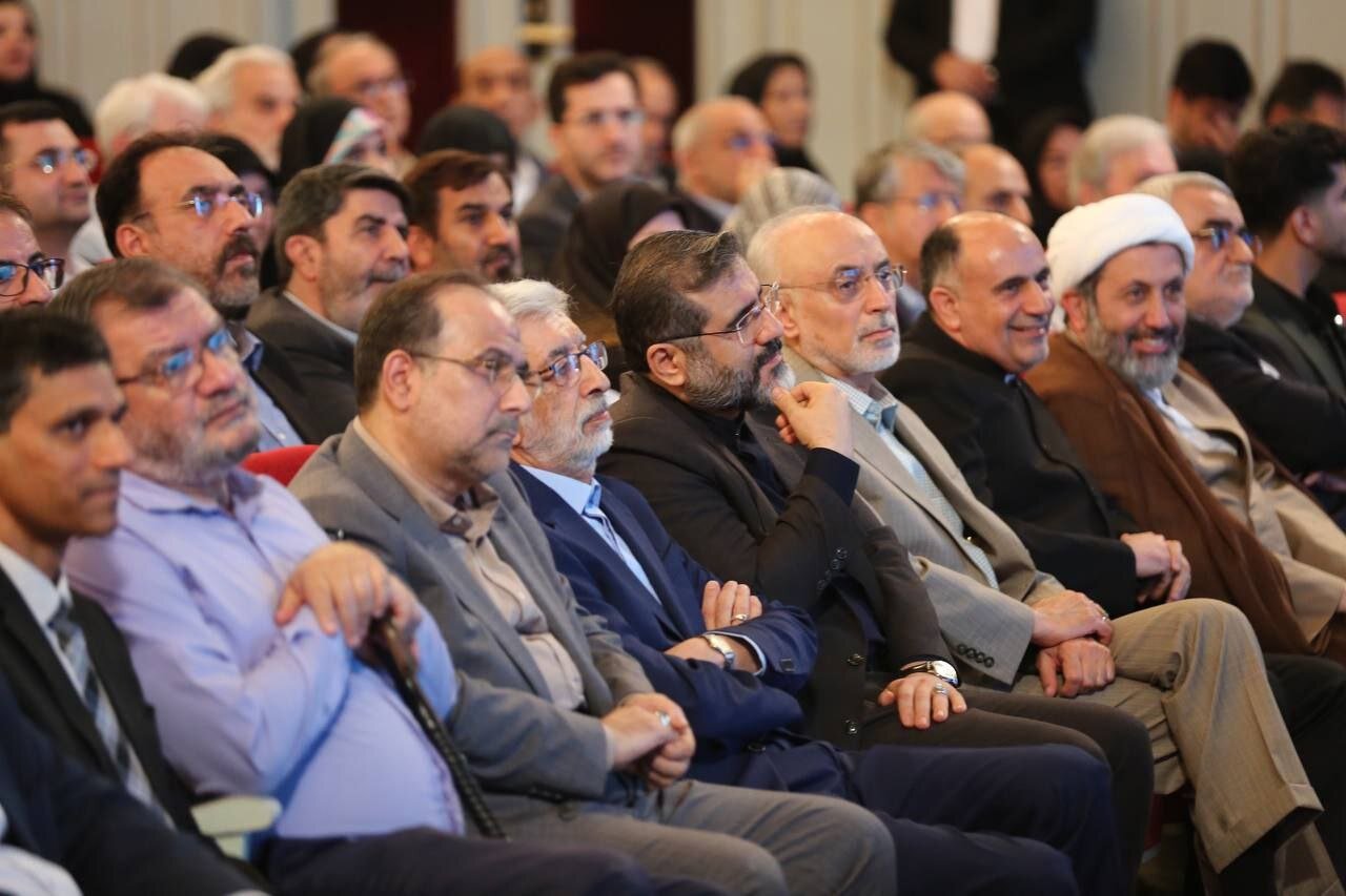 عکسی از پسران رهبر انقلاب در یک مراسم مربوط به حدادعادل / علی اکبر صالحی هم بود 3