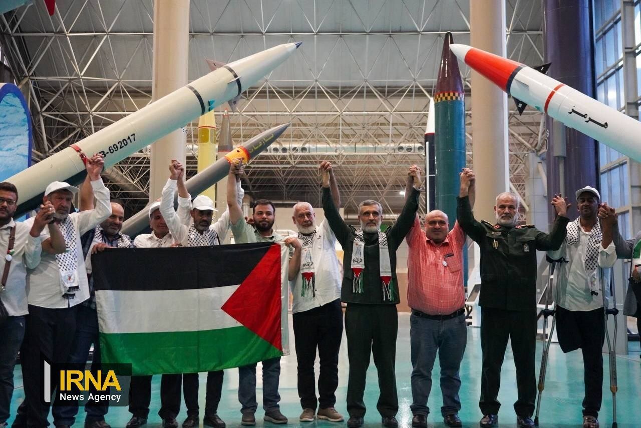 عکس | قاب یادگاری خانواده شهدای فلسطینی در کنار موشکهای ایرانی و سردار حاجیزاده