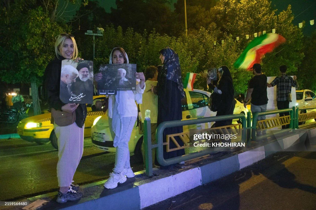 عکس | تصویری خبرگزاری خارجی از دختران جوان هوادار جلیلی در خیابان‌های تهران