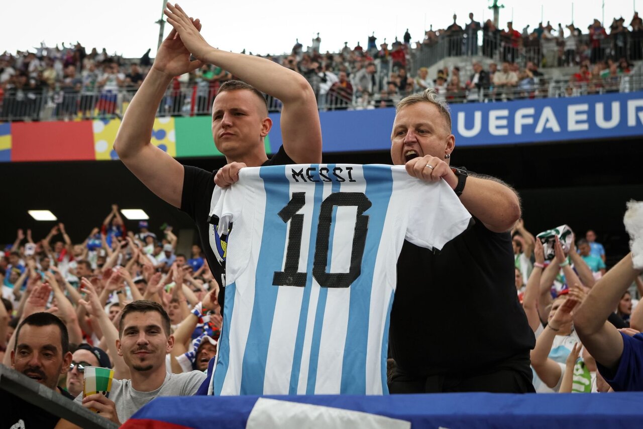 عکس| هواداران اسلوونی با پیراهن مسی روی اعصاب رونالدو!