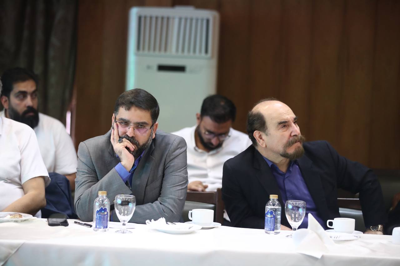 عکسی از آقای مجری در نشست انتخاباتی مسعود پزشکیان با اهالی فرهنگ و هنر