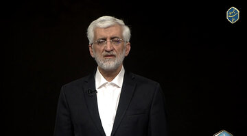 عکس | خنده‌های خبرساز جلیلی هنگام نقد پزشکیان زمانی که از او پرسید «شما کجا را مدیریت کردید؟»